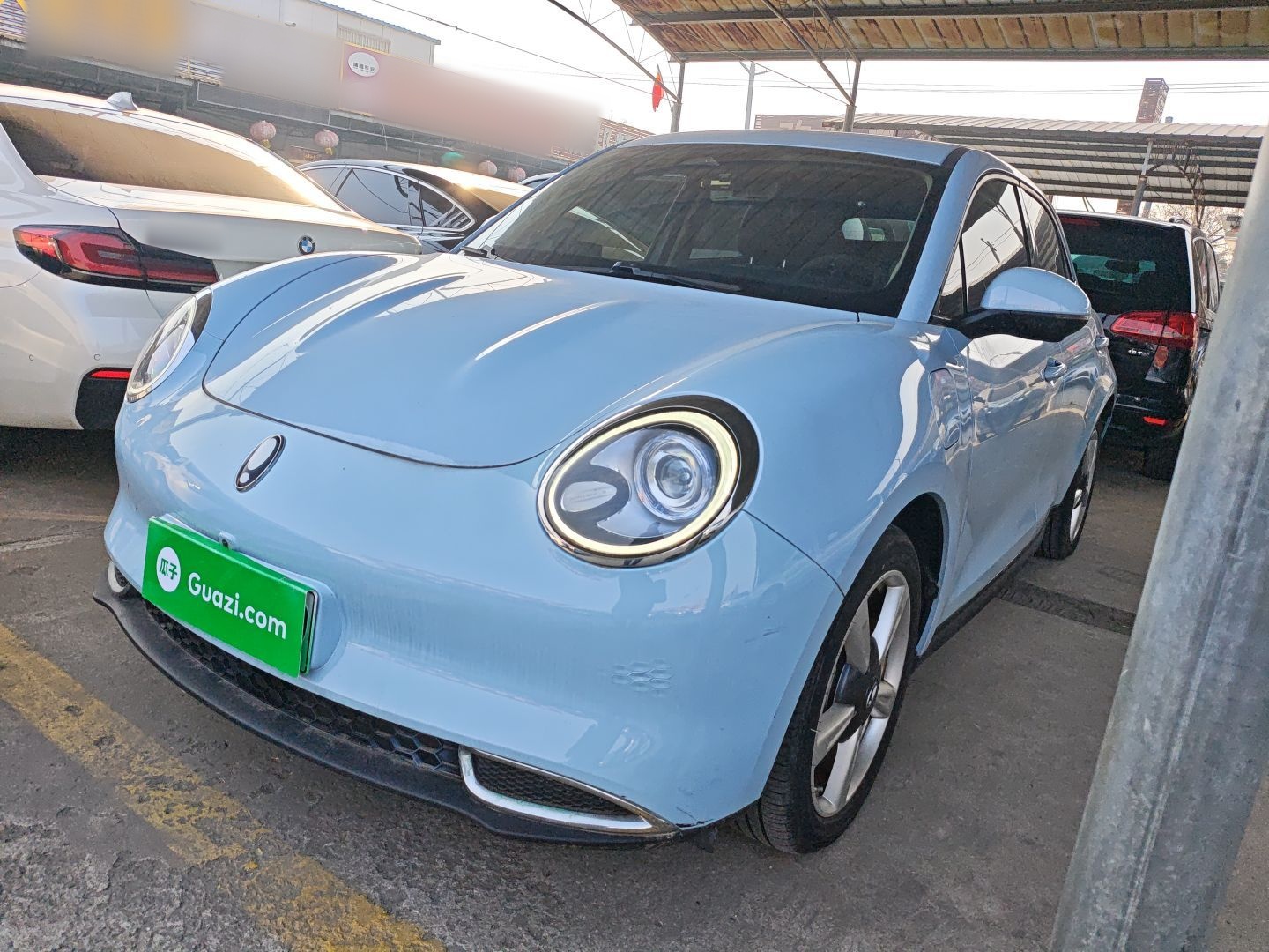 Под передней частью автомобиля