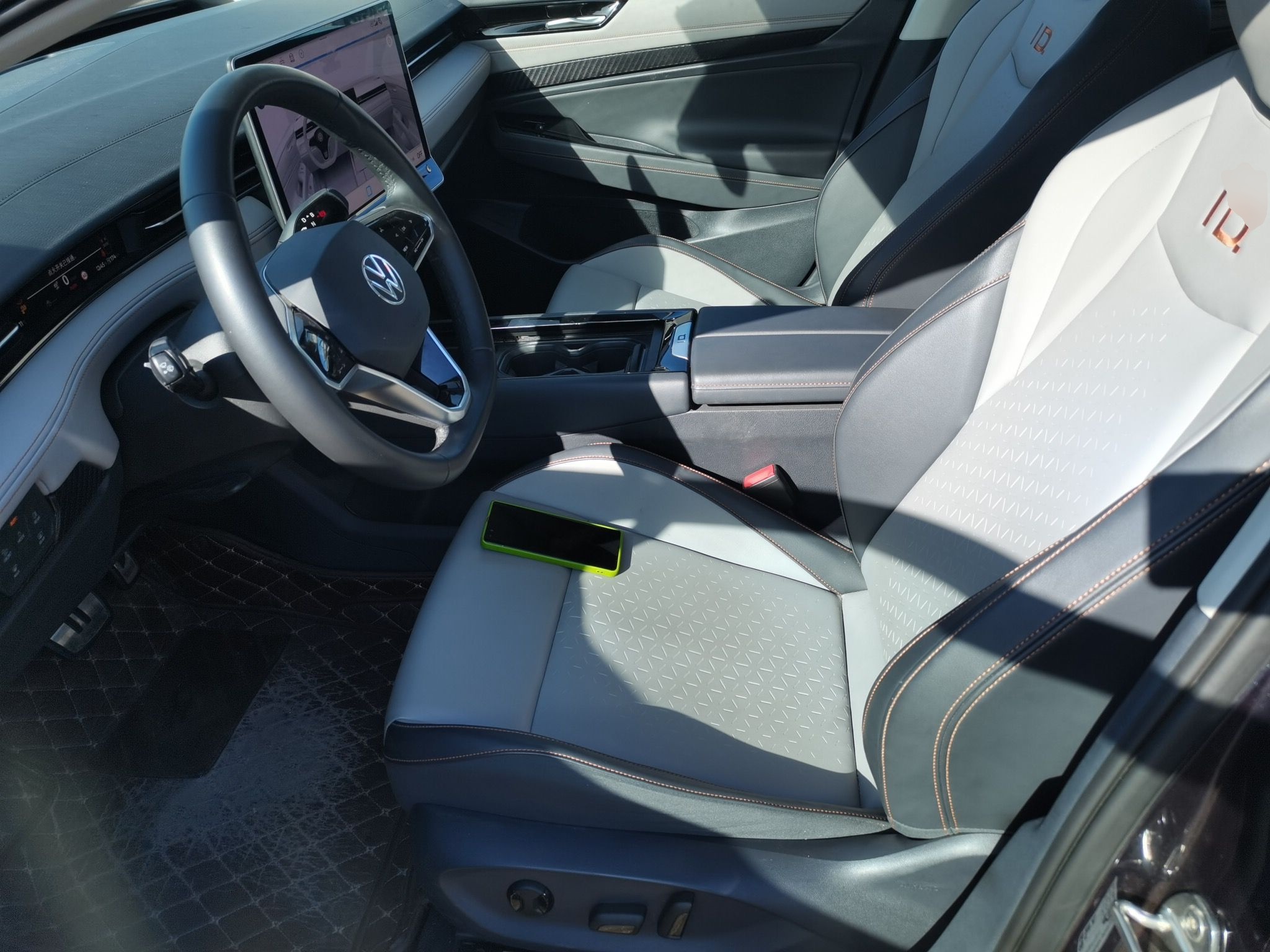 المقاعد الأمامية داخل السيارة