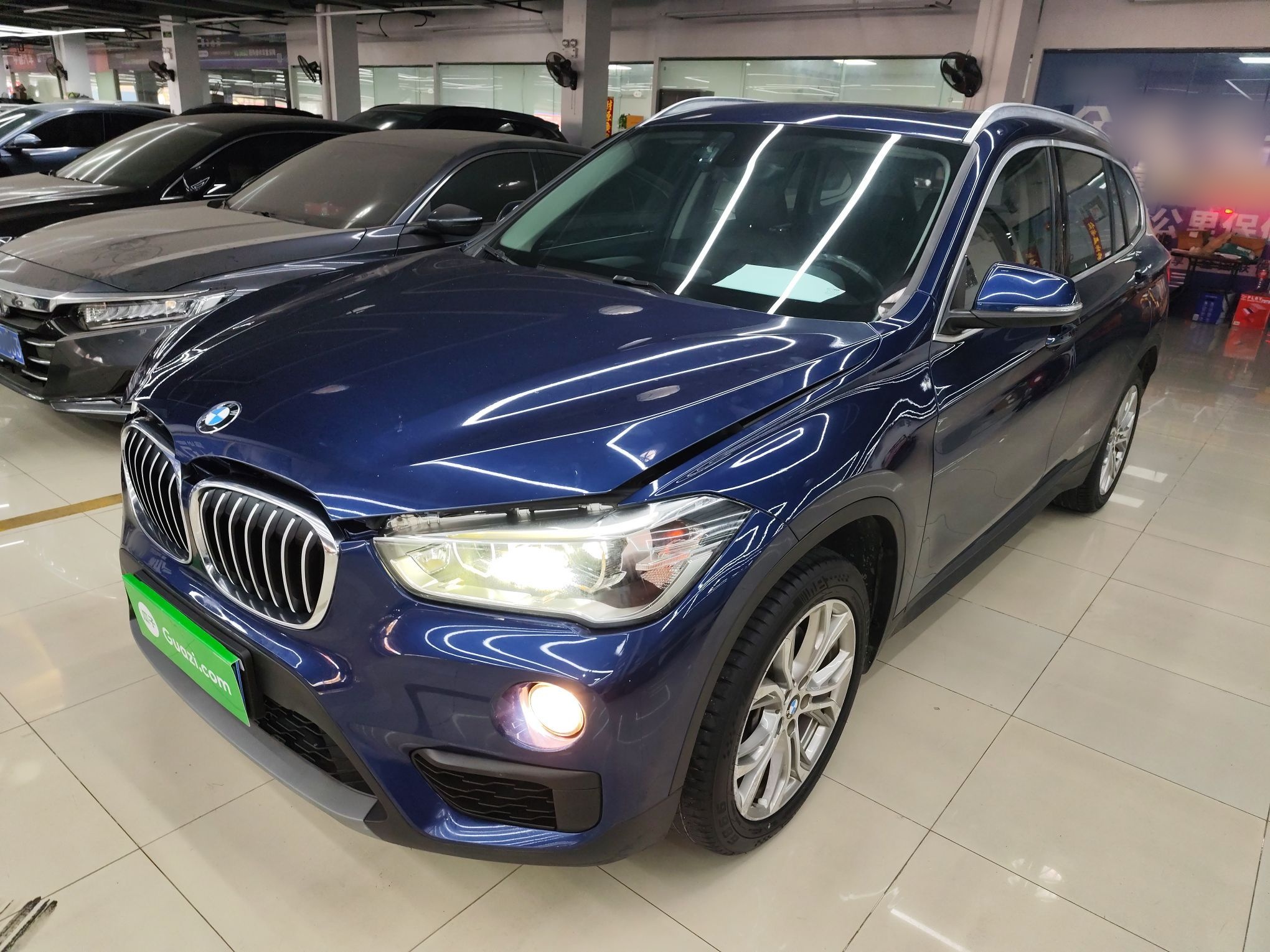 Под передней частью автомобиля