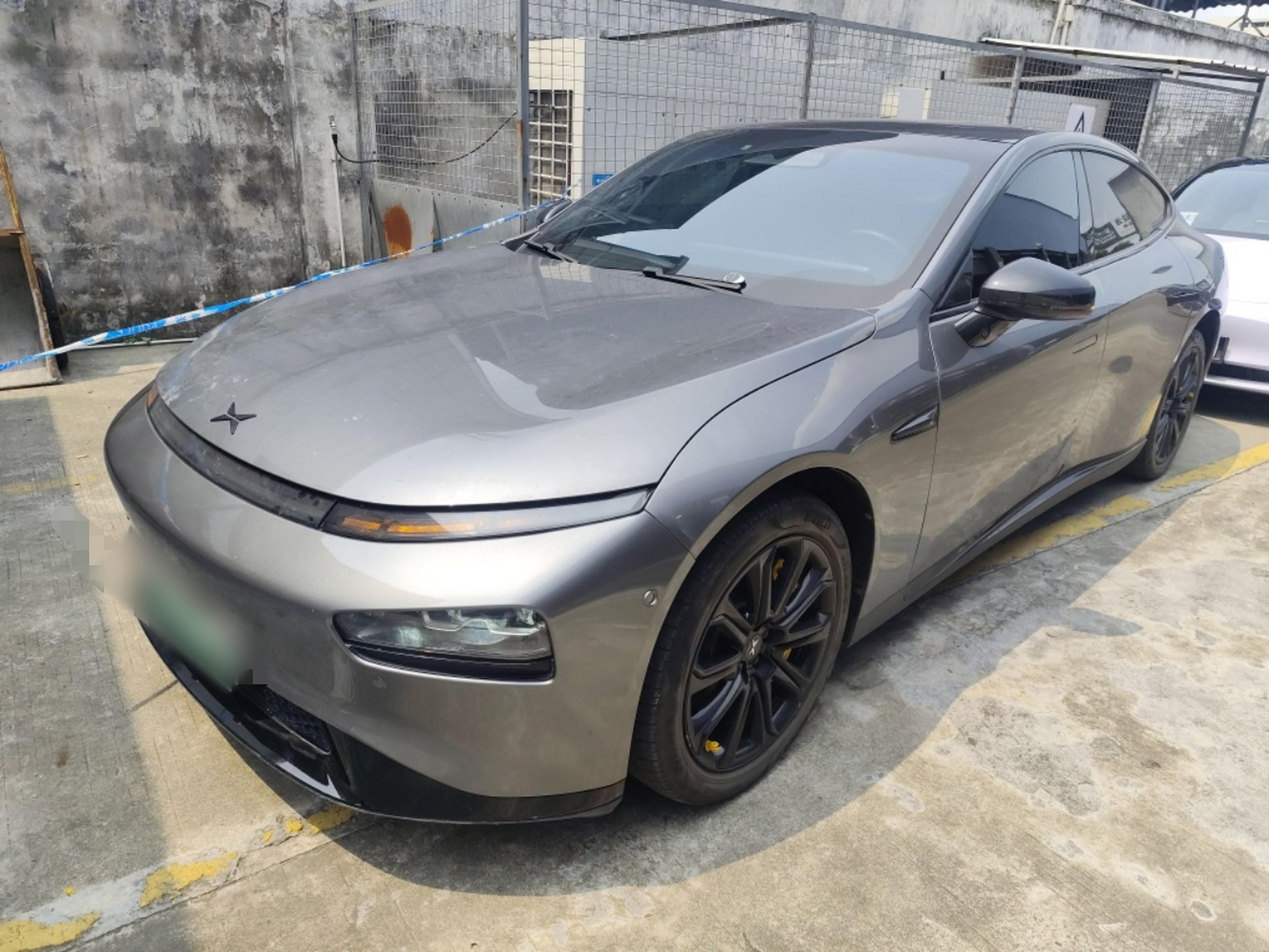 Под передней частью автомобиля