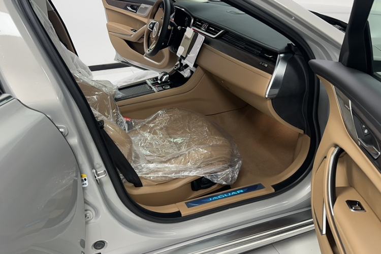 Used Jaguar XFL 2025 Model—2.0T P250, Two-Wheel Drive, Premium Luxury Edition
