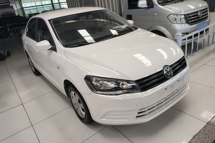 Used Volkswagen Jetta 2015 1.6L Manual Fashion Edition Front Right 45 Deg