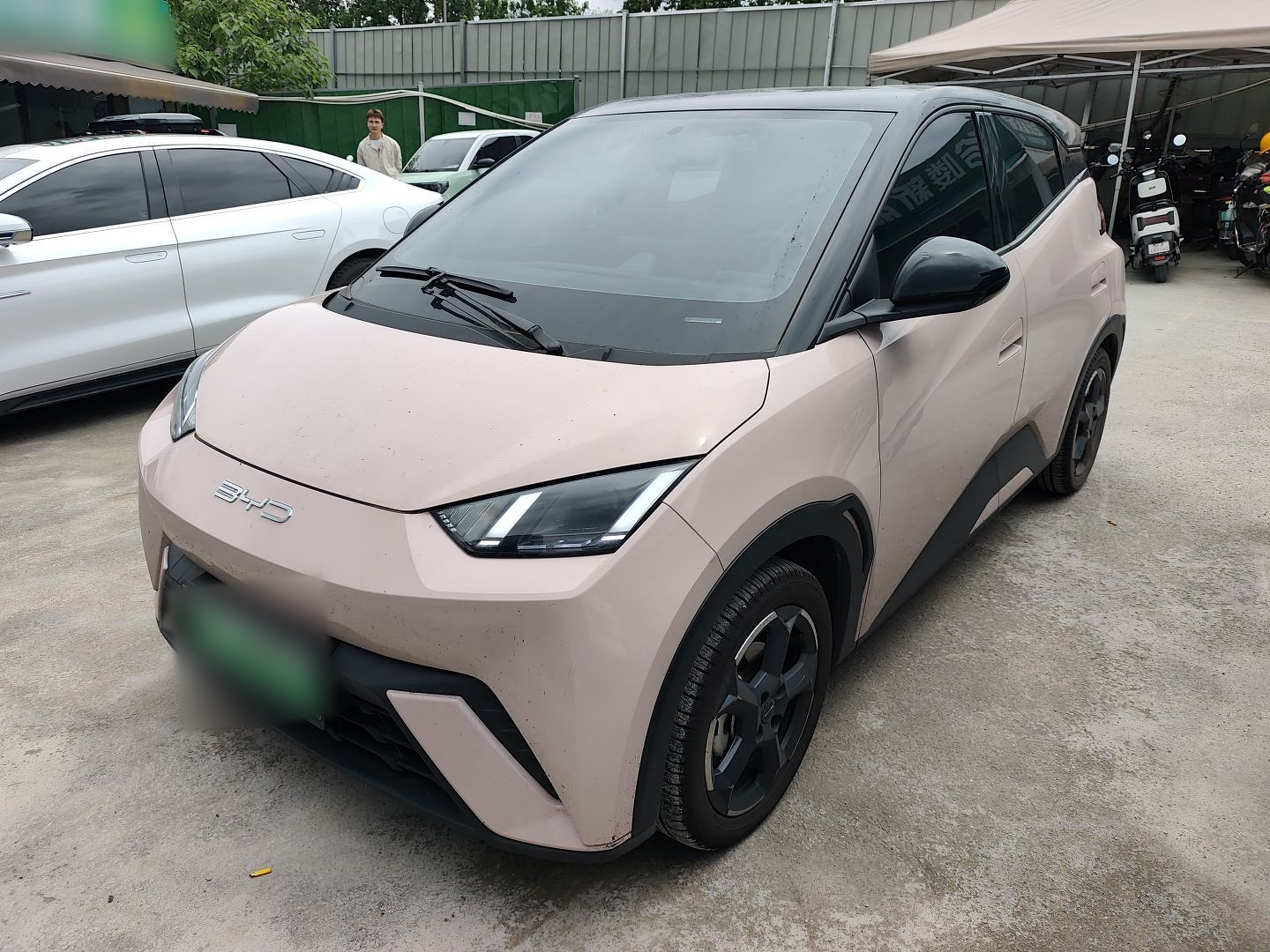 Под передней частью автомобиля