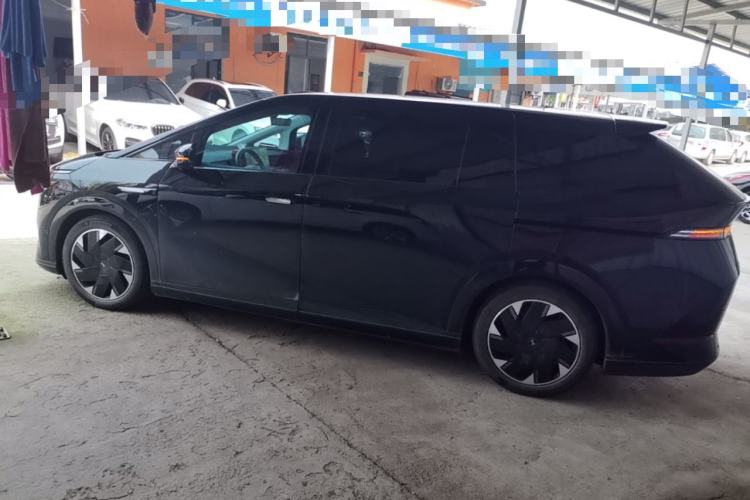 Used XPeng X9 2024 610 Long-Range Pro Rear Left 45 Deg