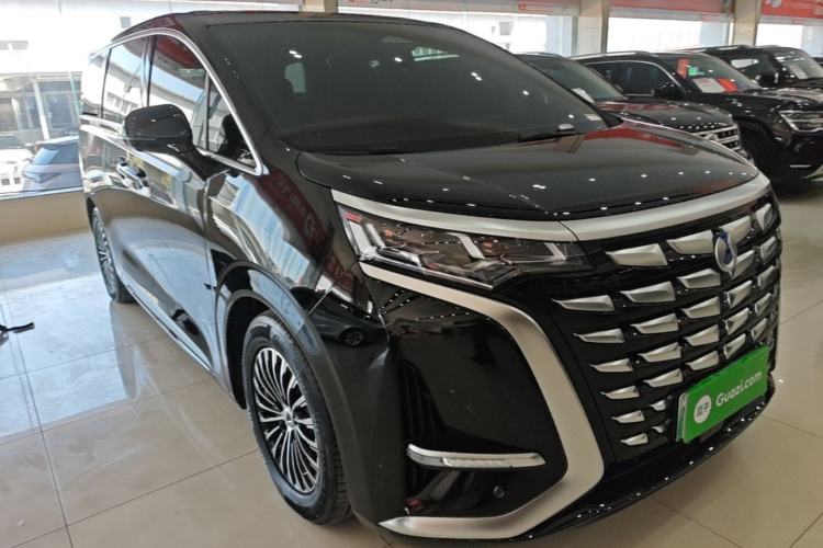 Used Denza D9 2024 DM-i 1050 Luxury Model Front Right 45 Deg