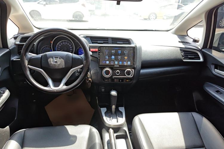 Used Honda Fit 2014 1.5L SE CVT Fashion Model Center Console