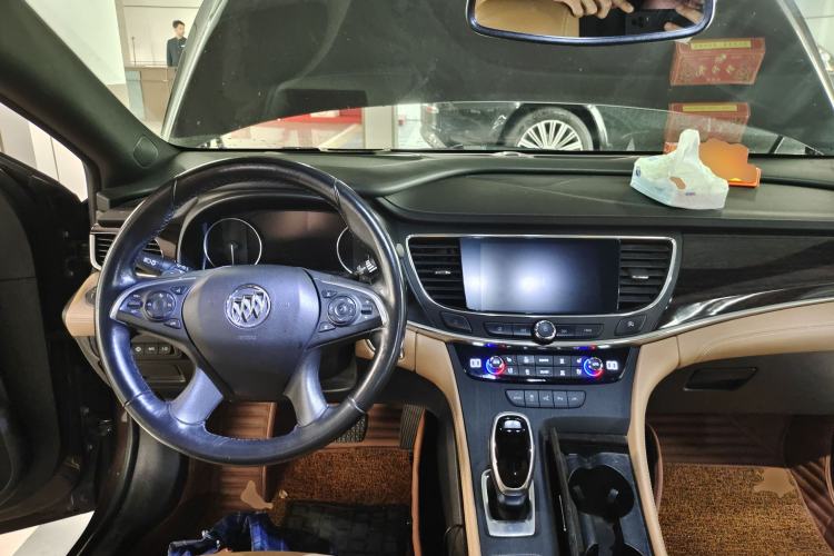 Used Buick LaCrosse 2018 28T Luxury Model Center Console