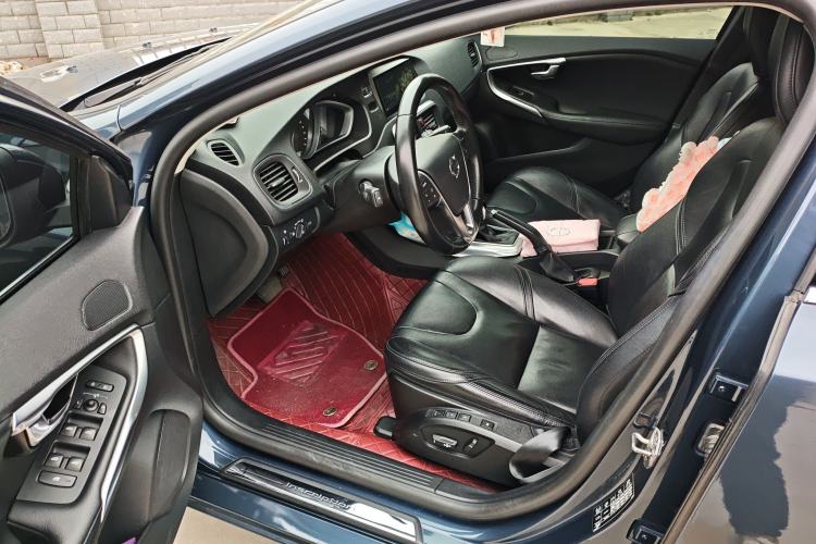 Used Volvo V40 2017 T3 Zhiya Edition
