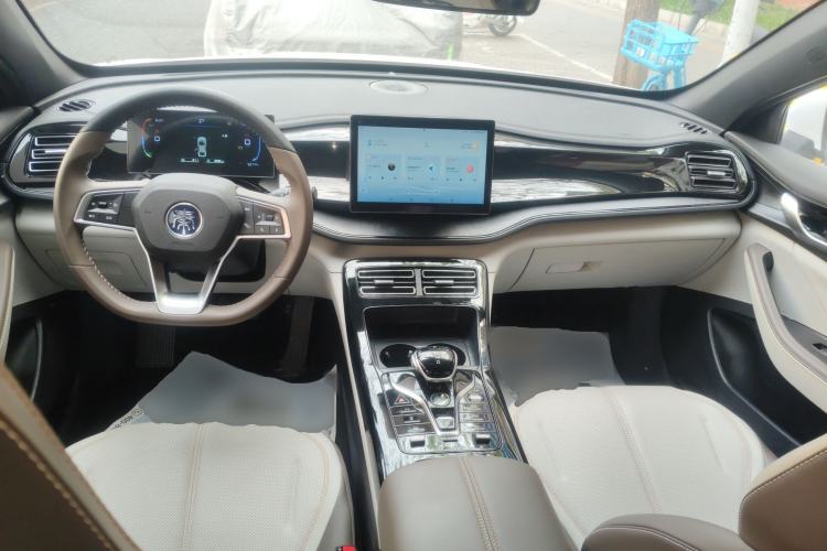 Used BYD Qin PLUS 2024 HONOR Edition DM-i 55KM Leading Model Center Console
