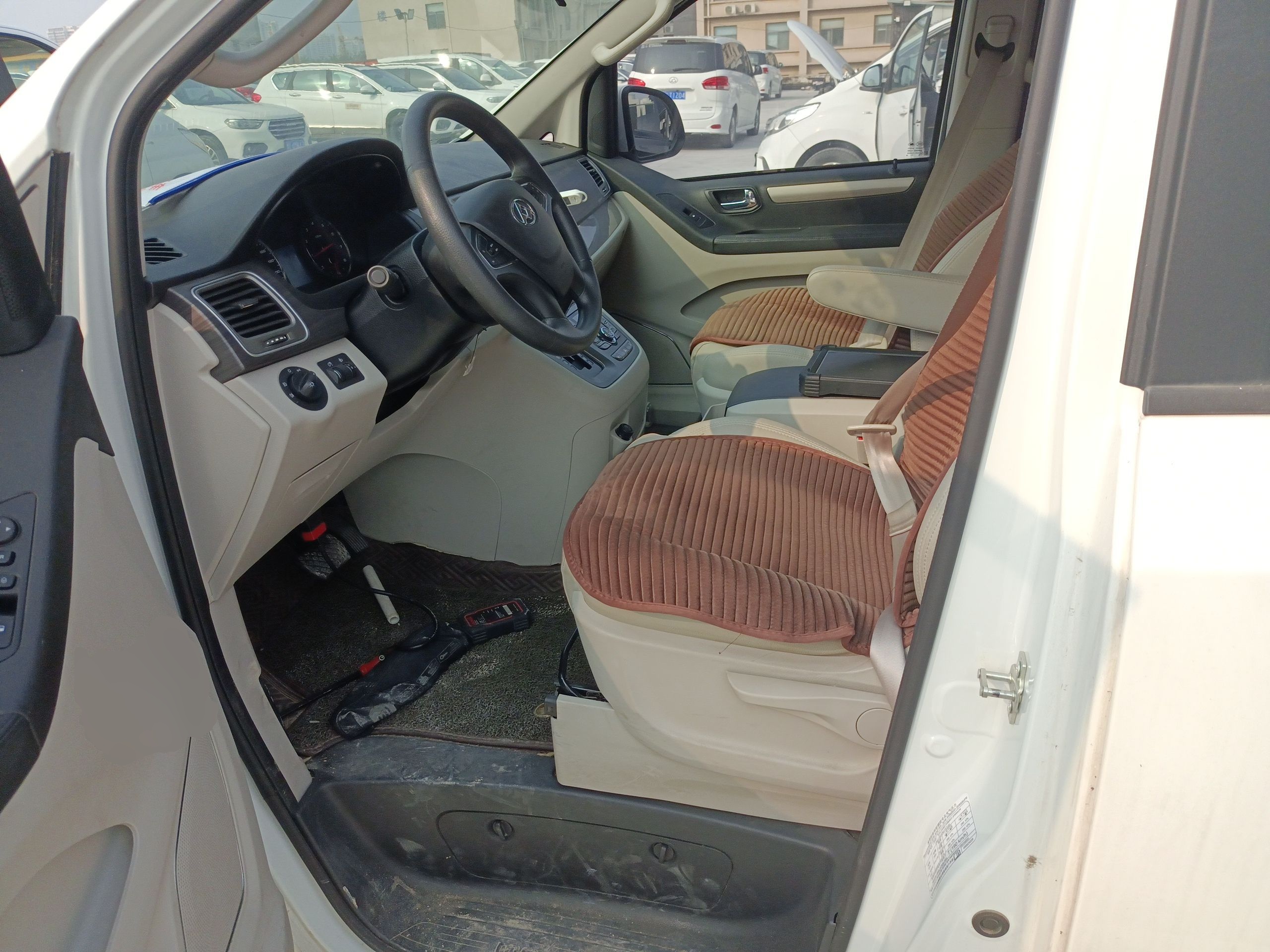 Переднее сиденье в автомобиле