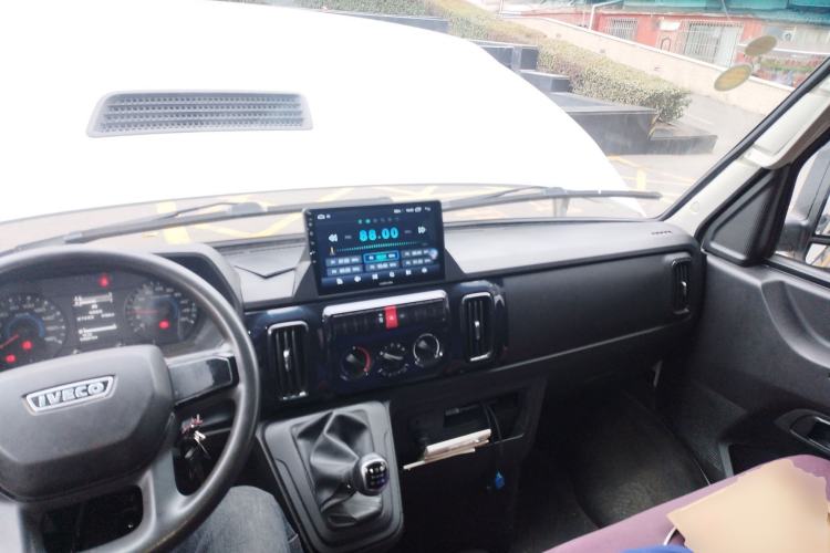 Used Iveco Daily 2023 2.8T V40 Van Long Wheelbase Mid-Roof Dual Tires Manual Doors 2-3 Seater
