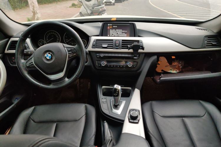 Used BMW 3 Series GT 2013 320i Leading Model Center Console
