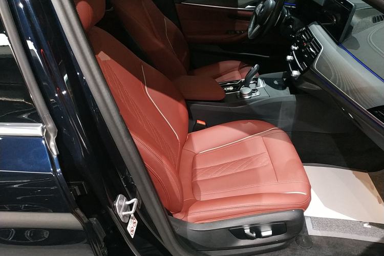 Used BMW 5 Series 2022 Second Facelift 530Li Leading Edition M Sport Package Right Front Seat