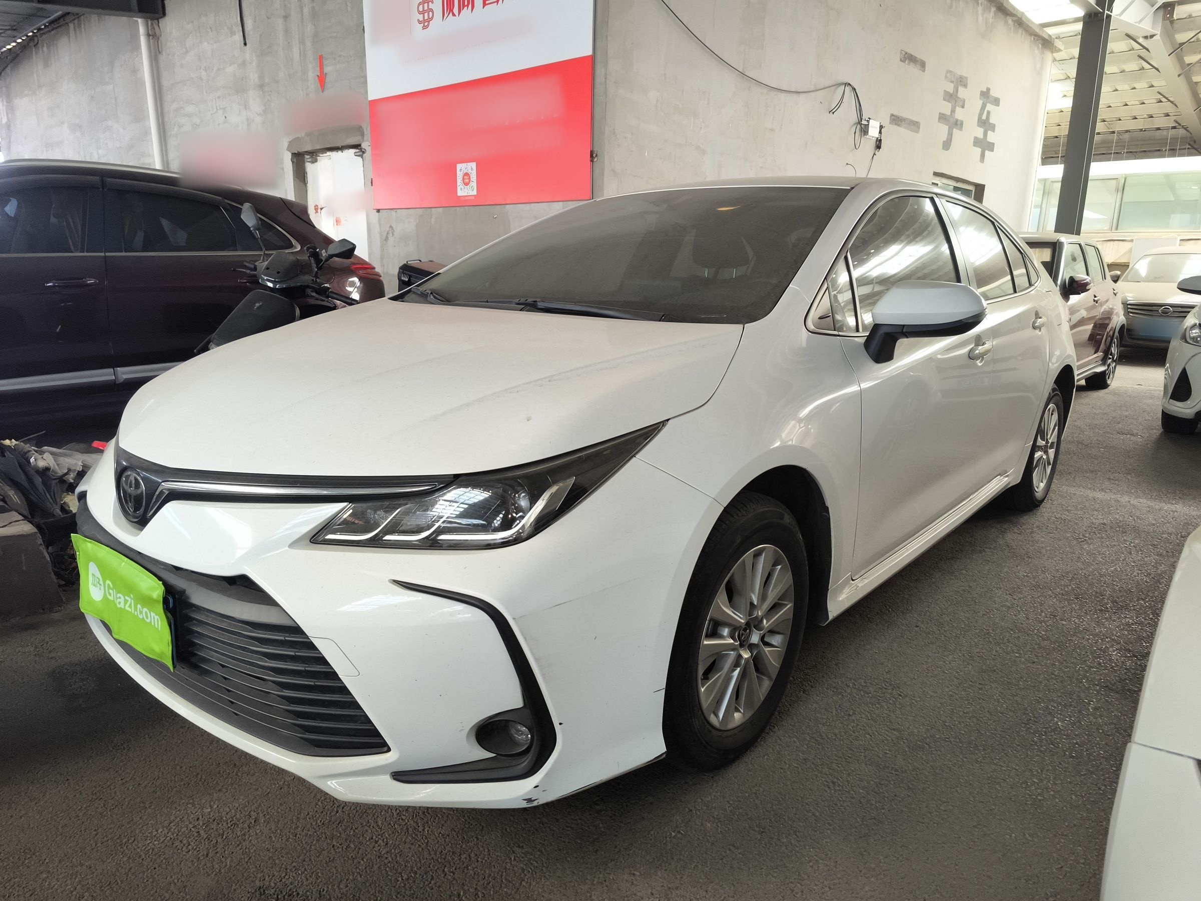 تحت مقدمة السيارة