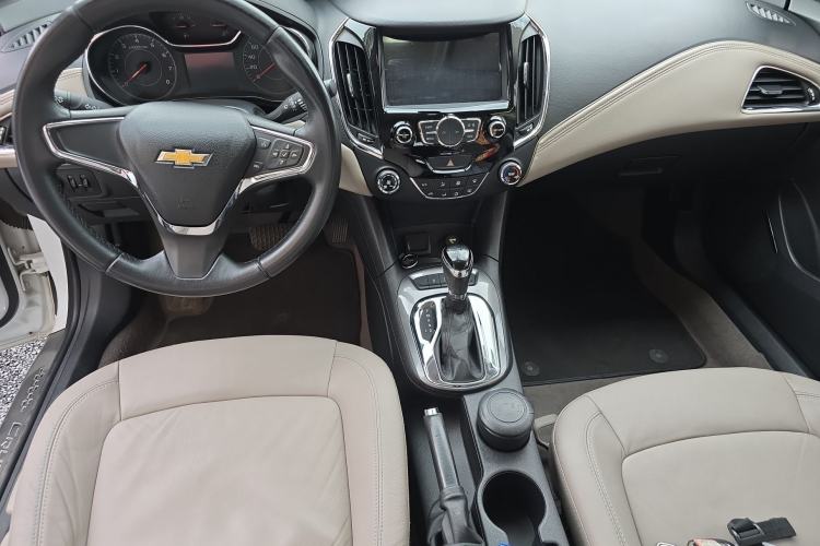 Used Chevrolet Cruze 2015 1.4T DCG Luxury Edition Center Console