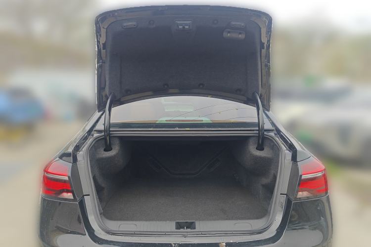 Used Roewe e950 2017 50T Hybrid Connected Executive Edition Trunk