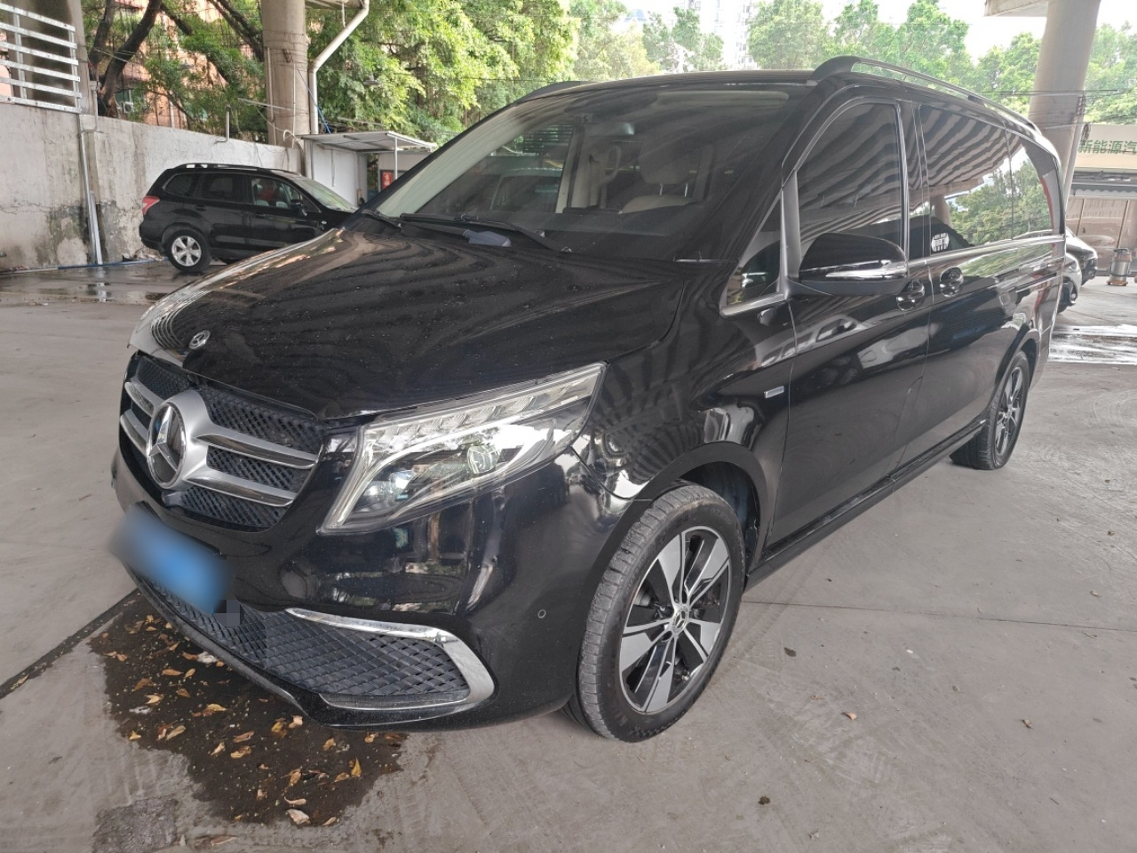 Под передней частью автомобиля
