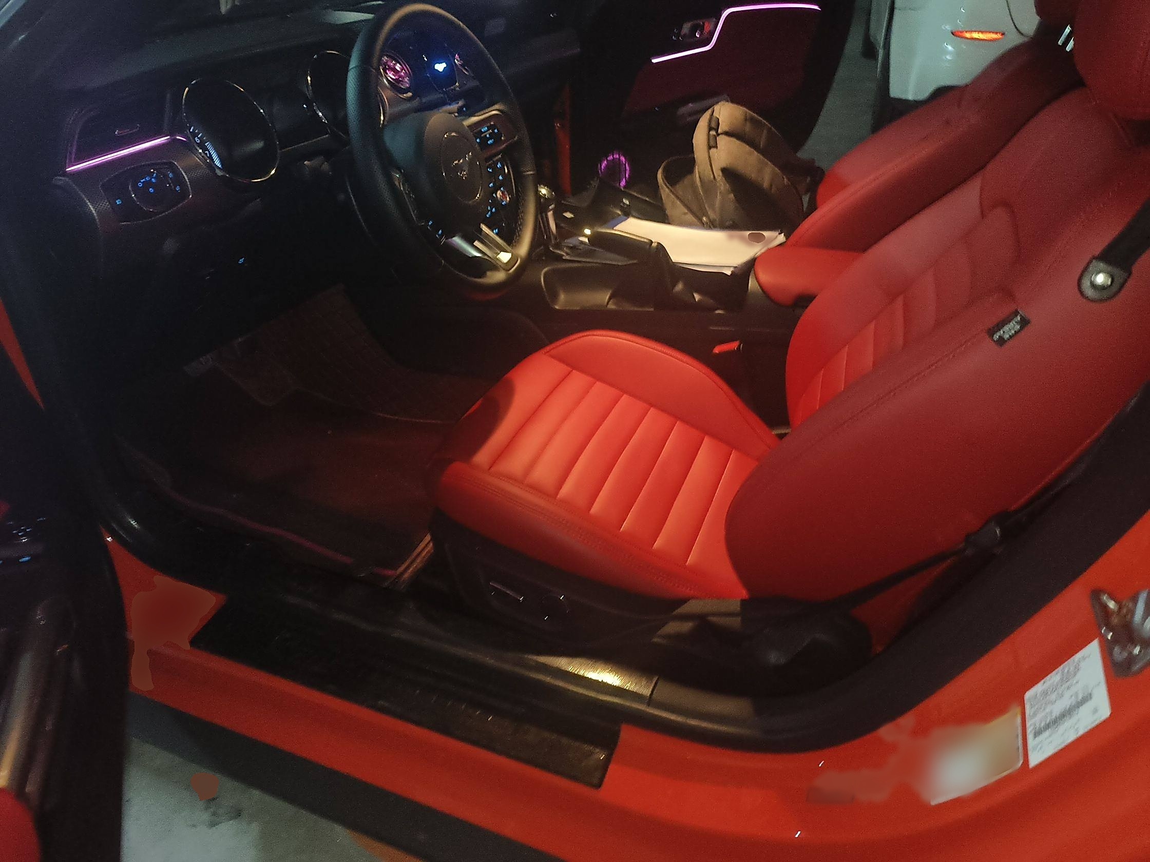 المقاعد الأمامية داخل السيارة