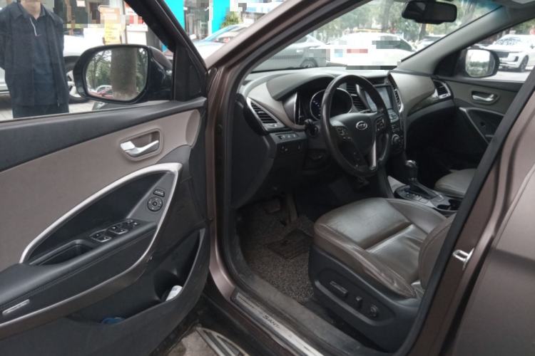 Used Hyundai Grand SantaFe 2013 3.0L 7-Seater Four-Wheel-Drive Comfort Edition Interior 3