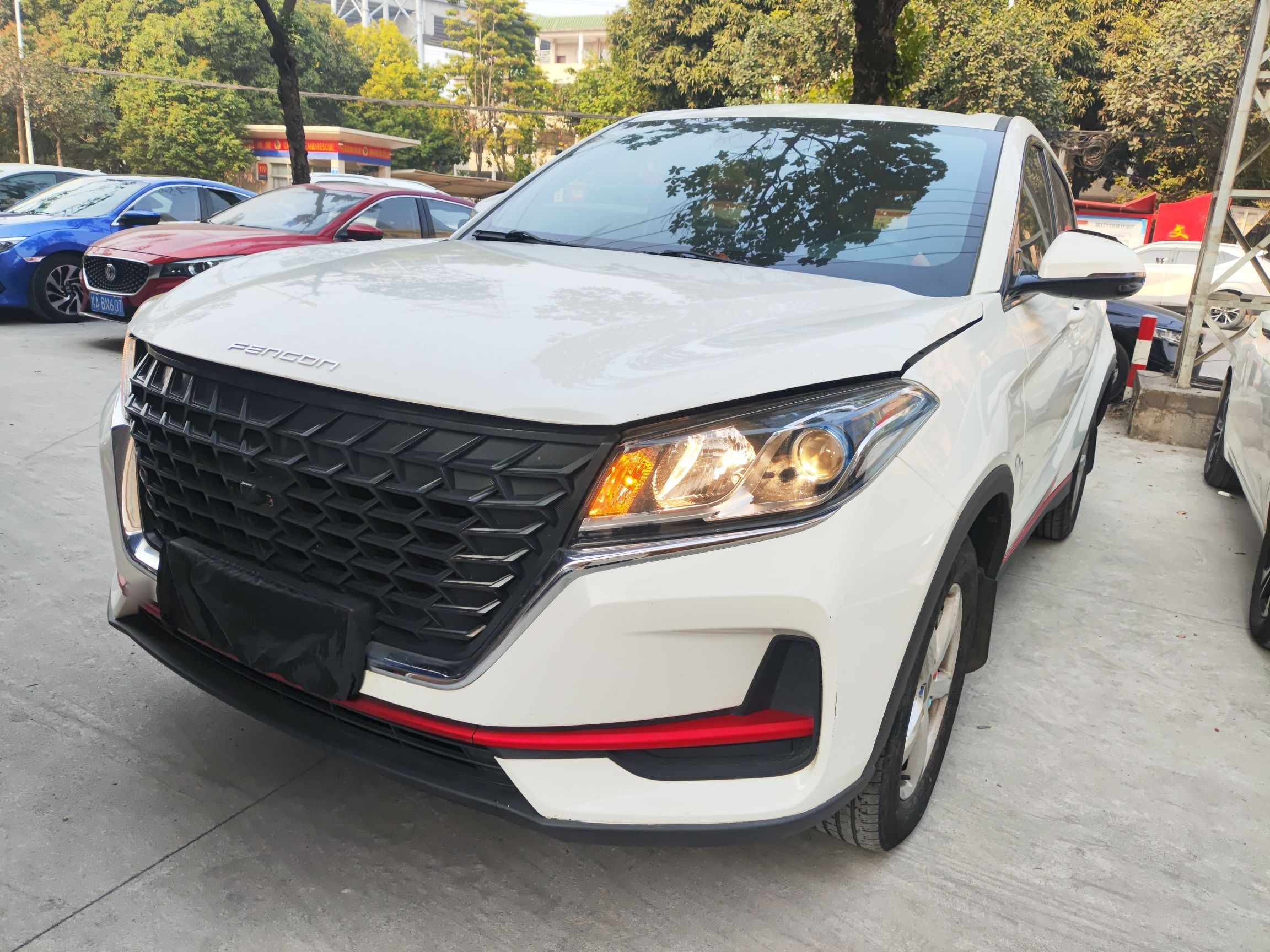 تحت مقدمة السيارة