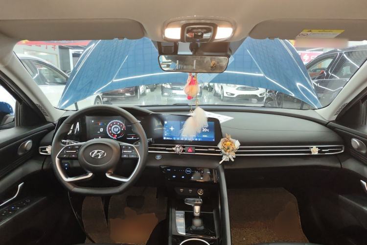 Used Hyundai Elantra 2022 1.5L CVT LUX Prestige Edition Center Console