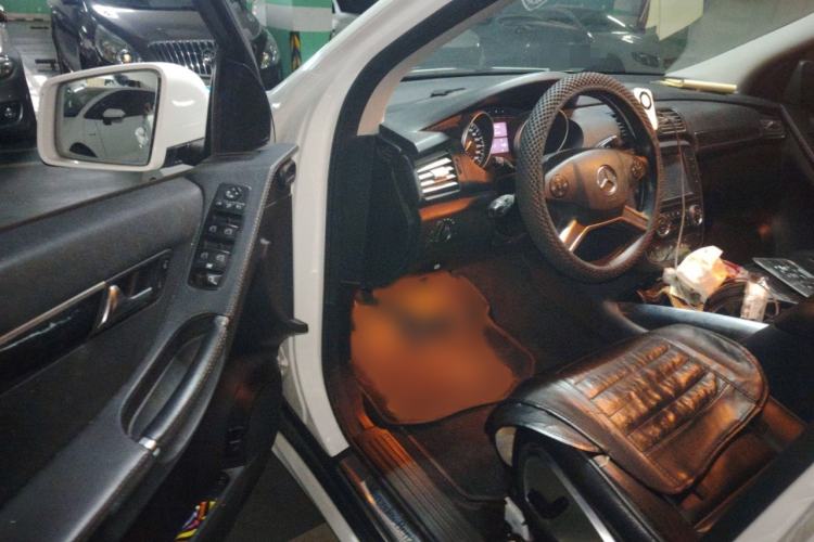 Used Mercedes-Benz R-Class 2014 R 400 4MATIC Business Model Interior 3