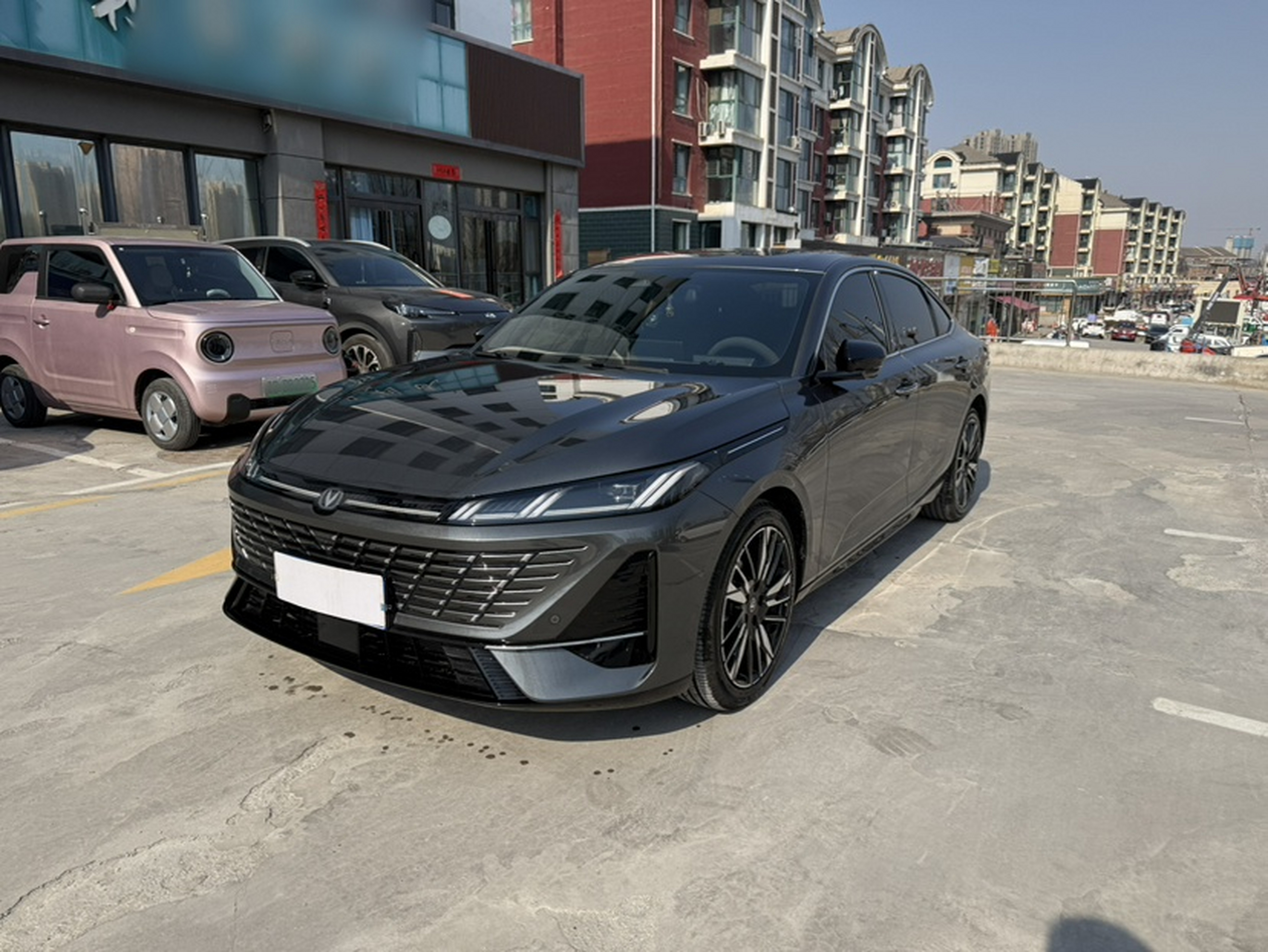 Под передней частью автомобиля