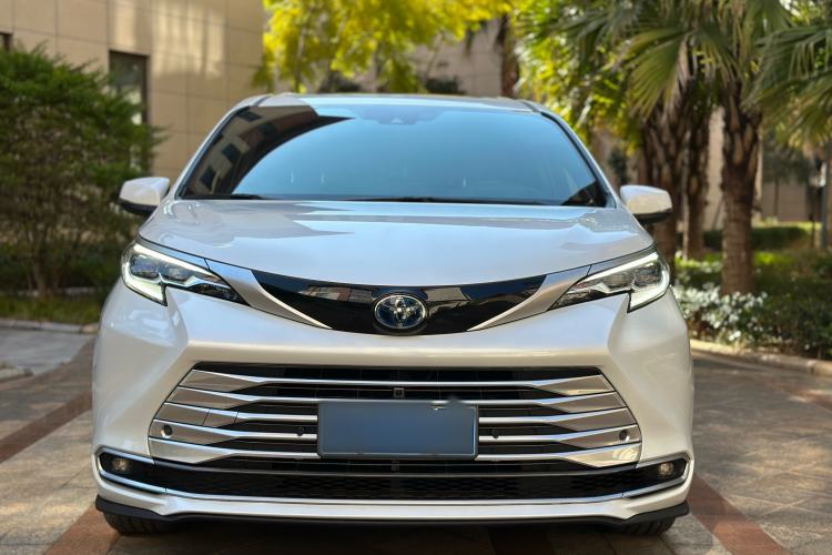 Used Toyota Sienna 2023 2.5L Hybrid Platinum Edition
