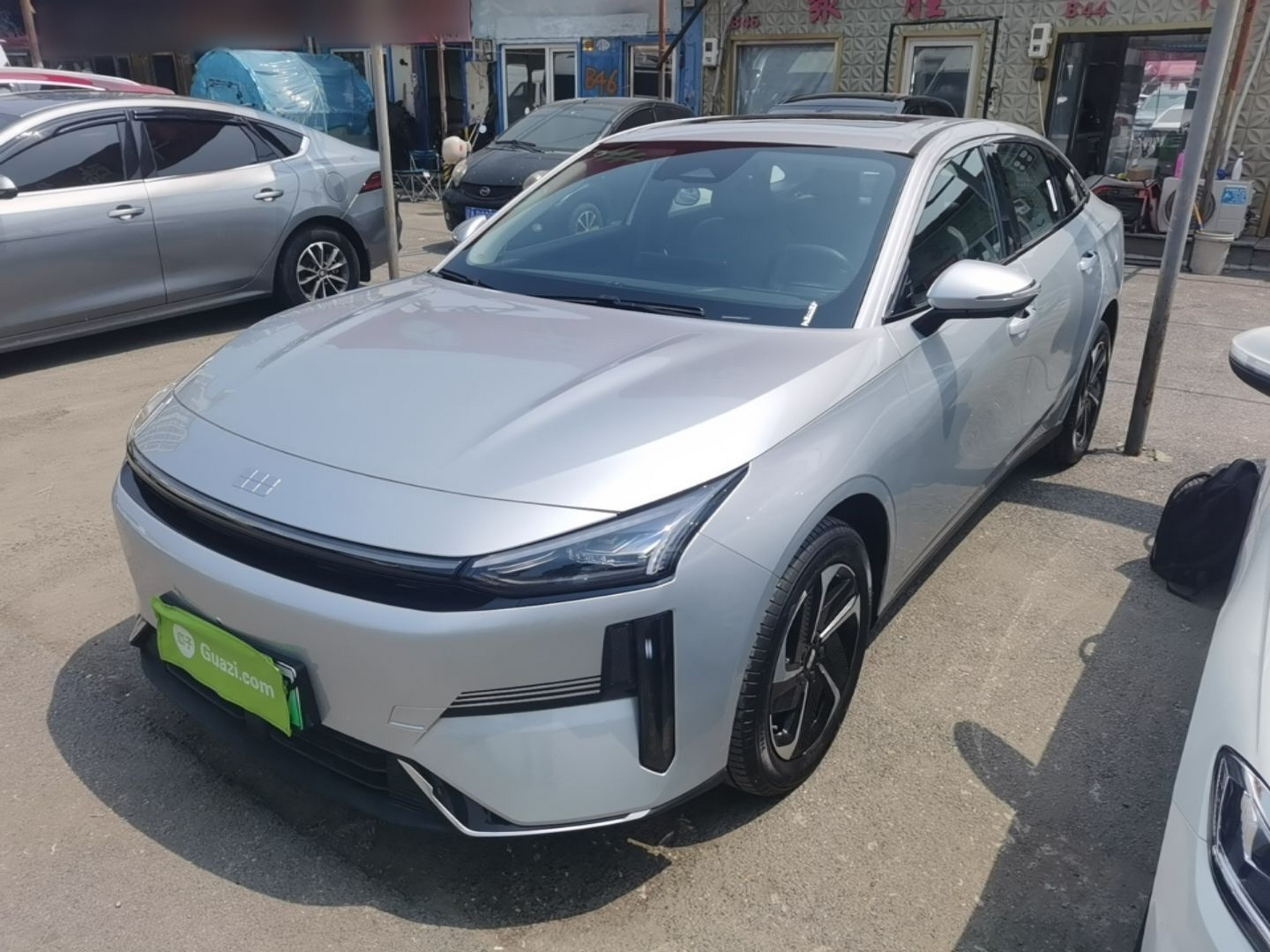 Под передней частью автомобиля