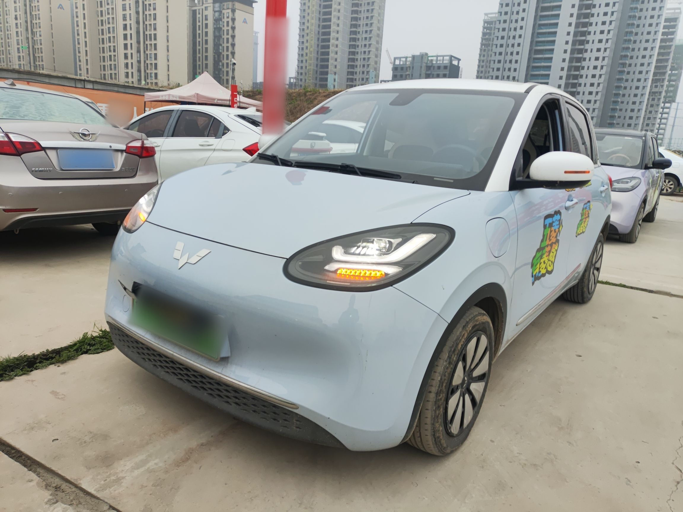 Под передней частью автомобиля