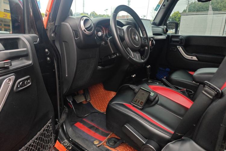 Used Jeep Wrangler 2014 2.8TD Sahara Four-Door Edition Driver Seat