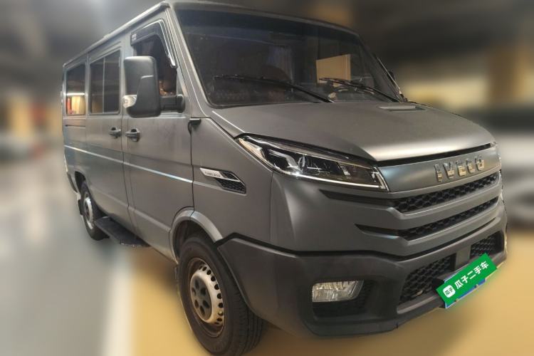 Used Iveco Daily 2023 2.5T A35M1 Multi-Purpose Passenger Vehicle Short Wheelbase Low Roof Single-Tire Side-Sliding Door Automatic Transmission
