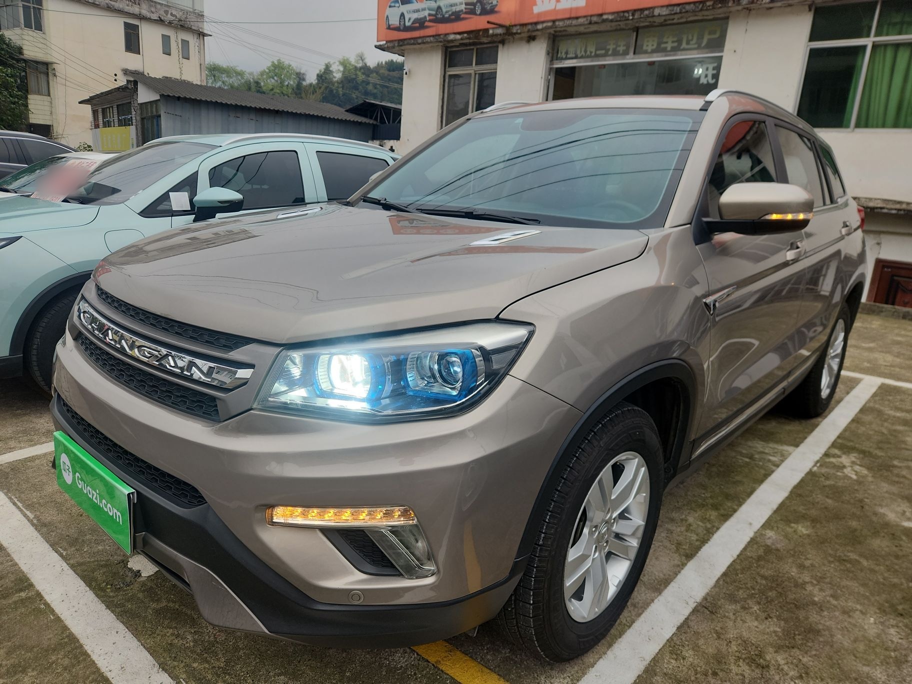 Под передней частью автомобиля