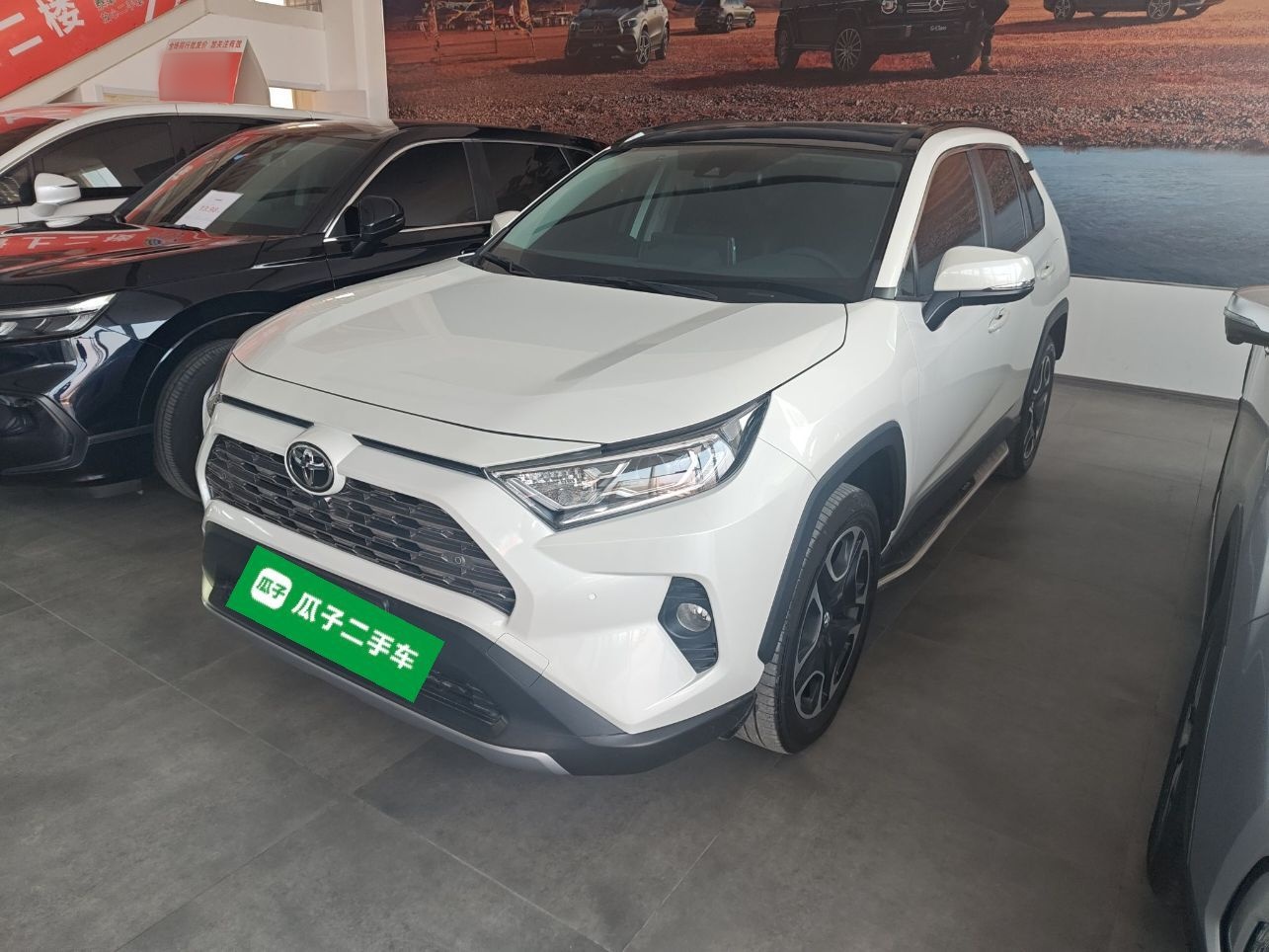 تحت مقدمة السيارة