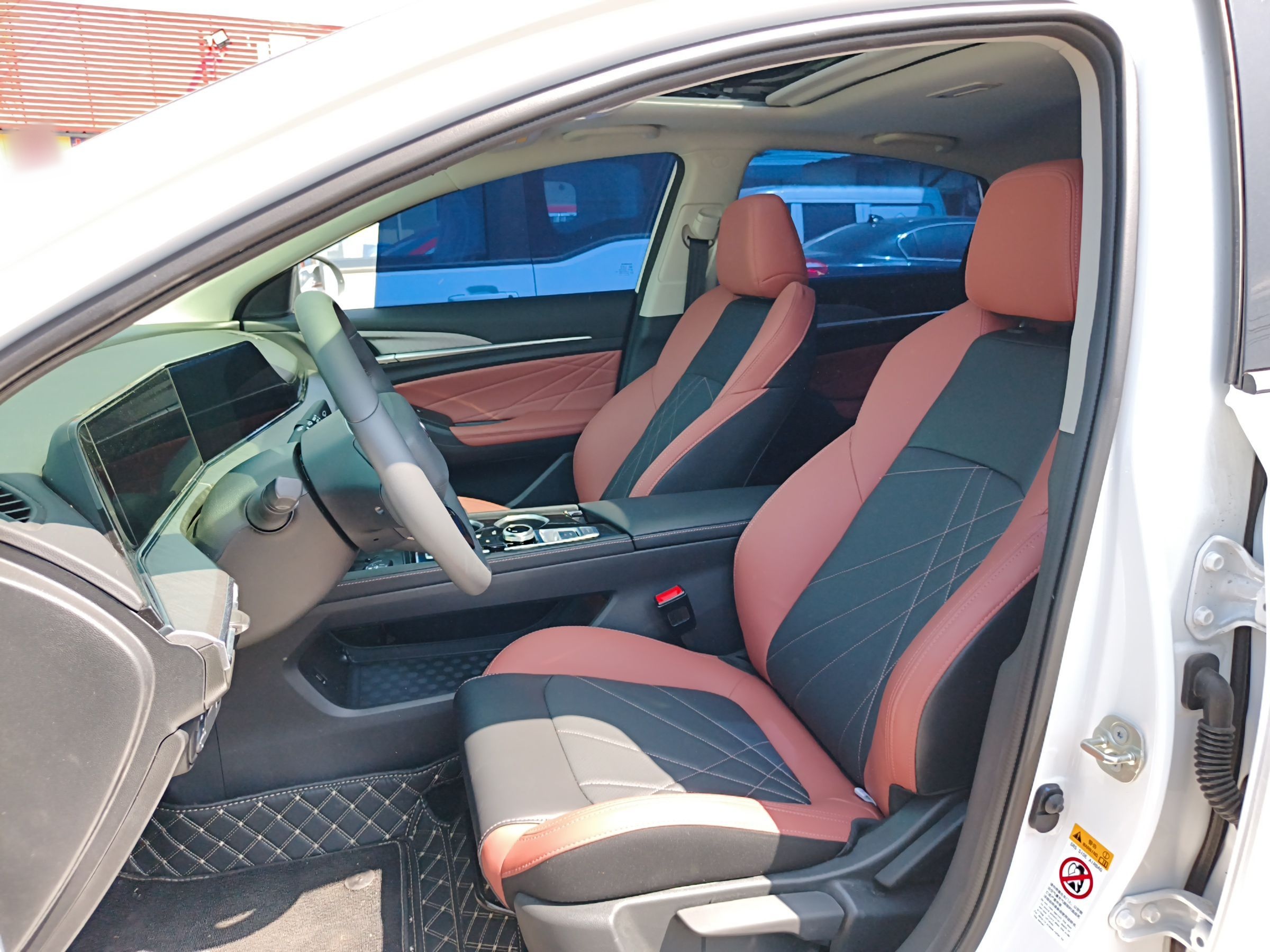 المقاعد الأمامية داخل السيارة