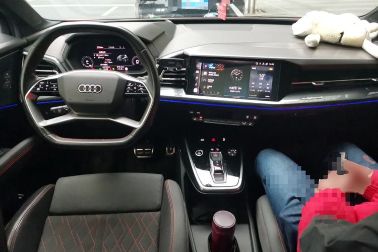 Used Audi Q5 e-tron 2022 50 e-tron quattro edition one Artistic Collection Edition Center Console