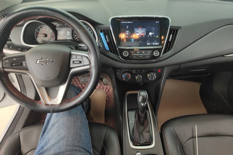 Used Chevrolet Monza 2020 Light Hybrid Redline 320T Dual-Clutch Joyful Edition Center Console