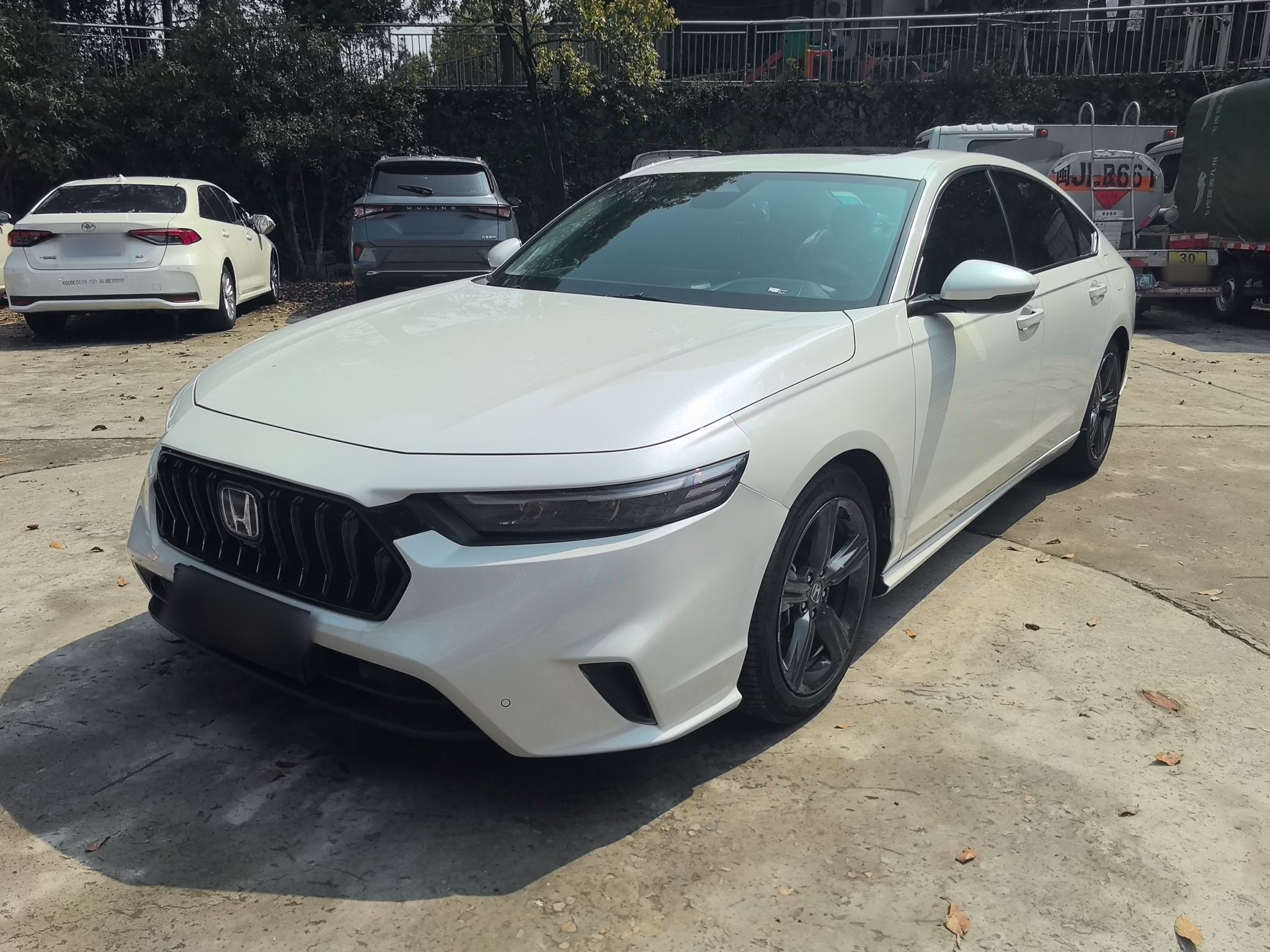 تحت مقدمة السيارة