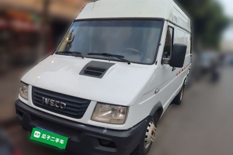 Used Iveco Daily 2017 2.8T V35 Box Truck 3 Seats 43S5