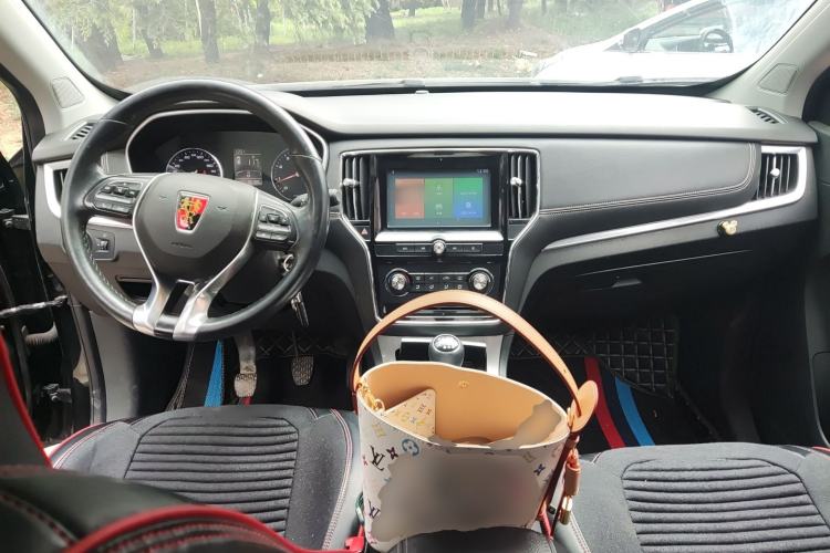 Used Roewe RX5 2016 Revised Version 20T Two-Wheel Drive Manual Transmission Luxury Edition Center Console