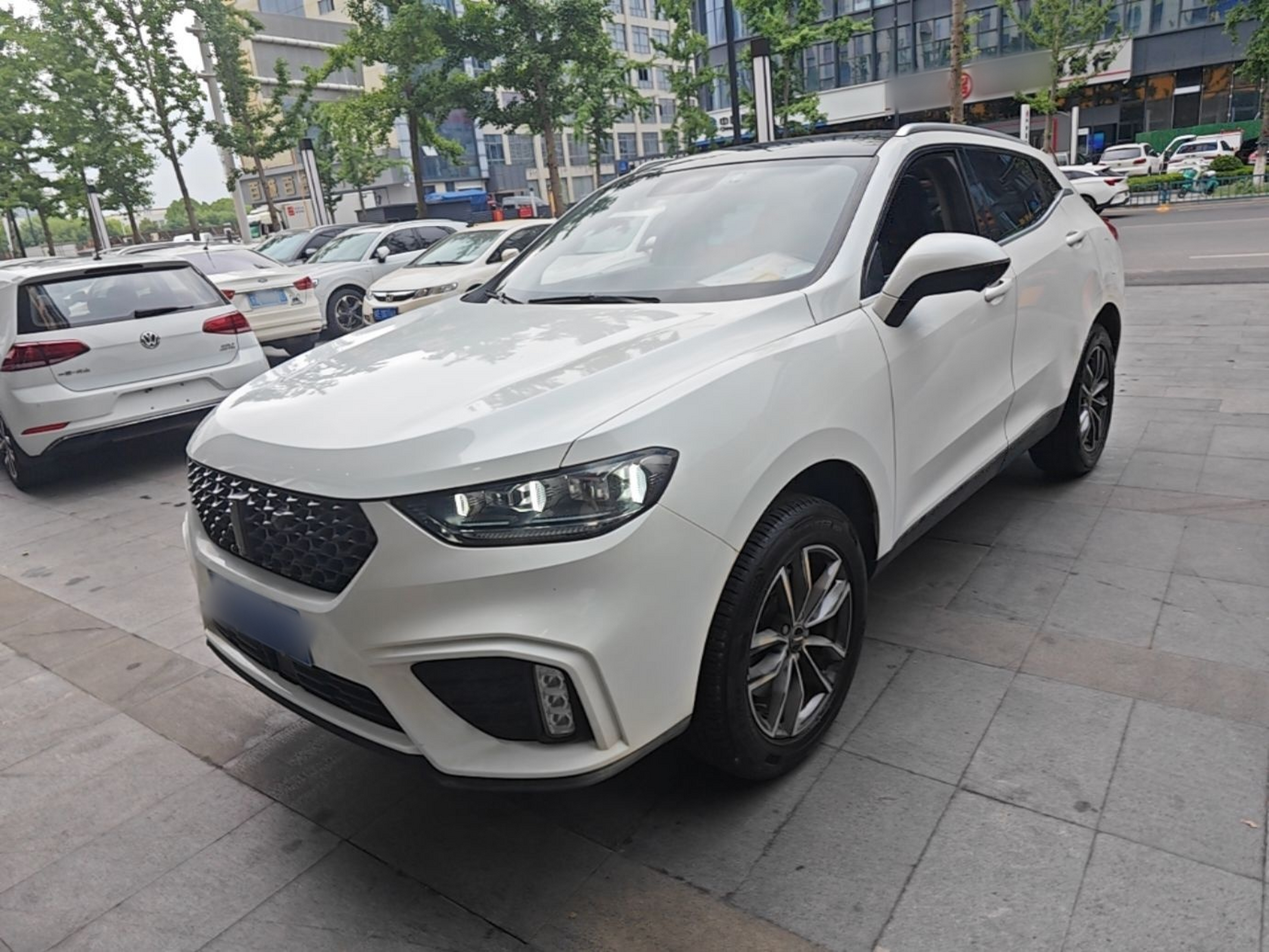 Под передней частью автомобиля