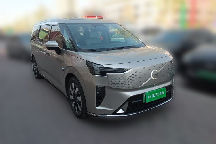 Used Volvo EM90 2025 Ultra Six-Seater Front Right 45 Deg