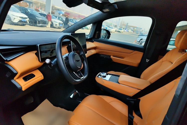 Used Geely Galaxy LEVC L380 2024 140-Degree 6-Seater All-Wheel-Drive Ultra