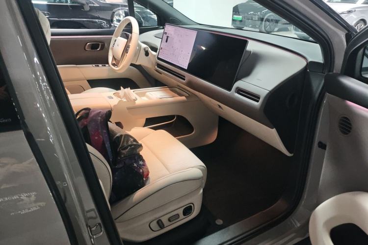 Used Li Auto i6 2025 Model Two-Wheel-Drive Standard Type
