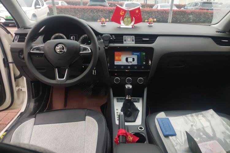 Used Skoda Octavia 2021 1.5L Automatic Comfort Edition Center Console