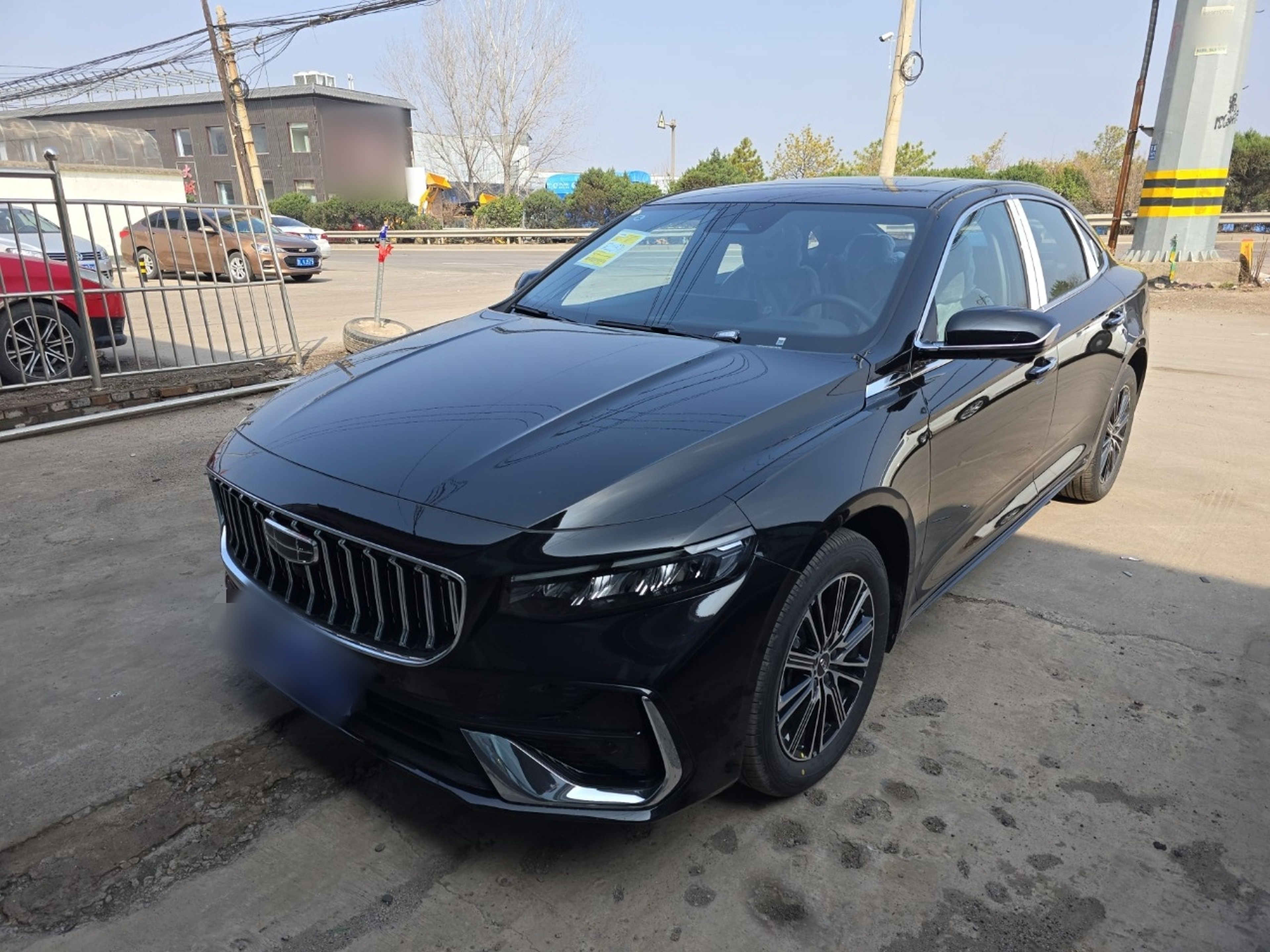 تحت مقدمة السيارة