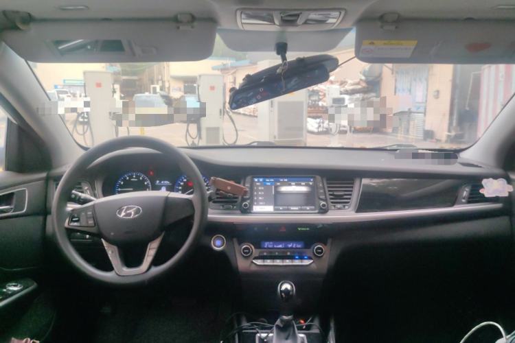 Used Hyundai Mistra 2019 1.8L Automatic Smart GLS China VI Standard Center Console