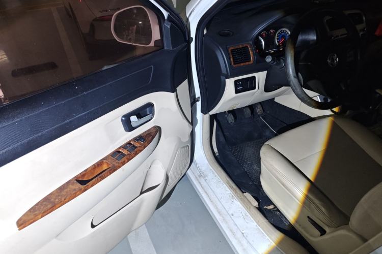 Used Dongfeng Fengon 330 2014 1.5L Manual Standard Edition DK15-02 Driver Seat