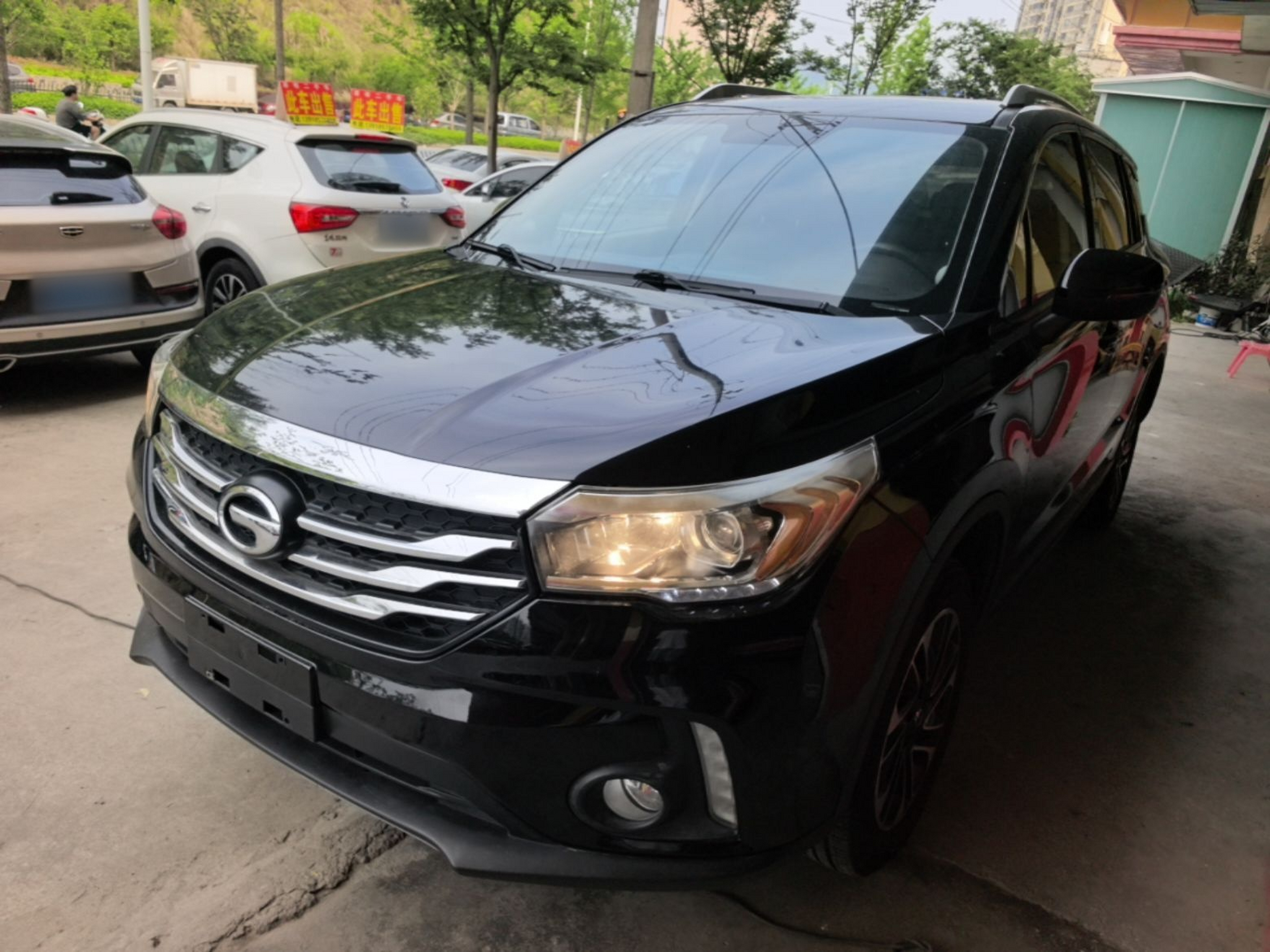 Под передней частью автомобиля