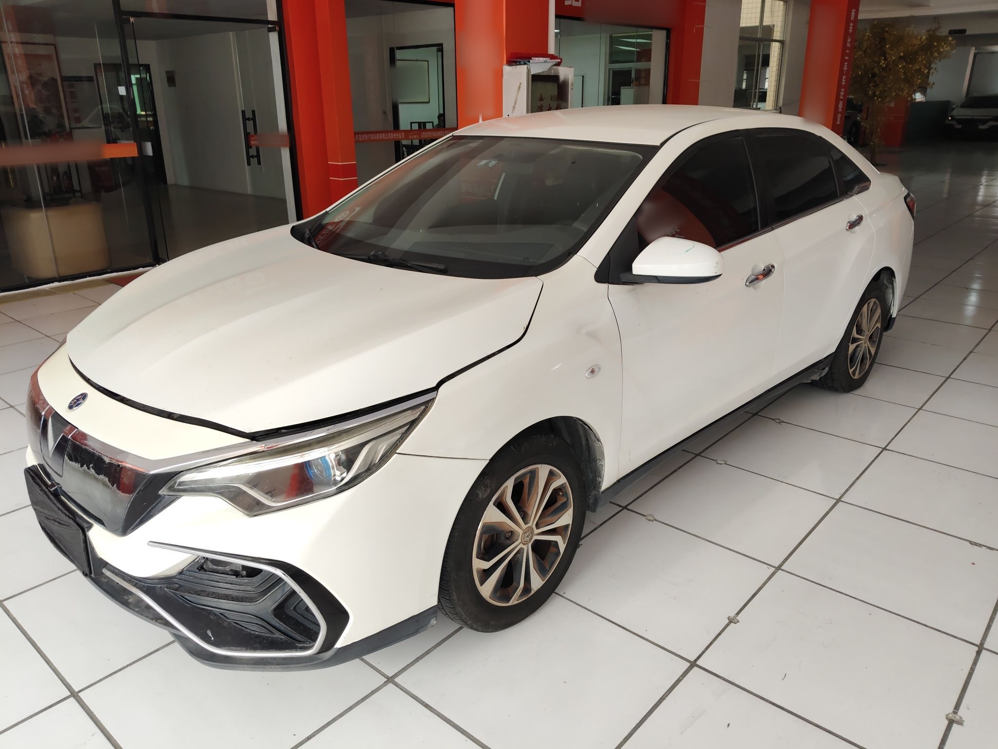 تحت مقدمة السيارة